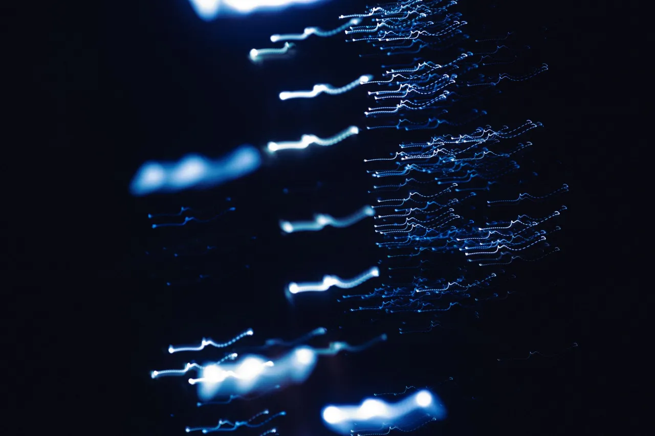 Forme astratte di luce blu su fondo scuro